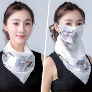 Khẩu trang kèm khăn che cổ.