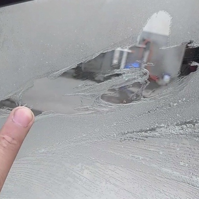 Dung dịch tẩy keo dán Film cách nhiệt cũ cho xe ô tô - dung tích 500ml - kèm vòi xịt và gạt nhựa