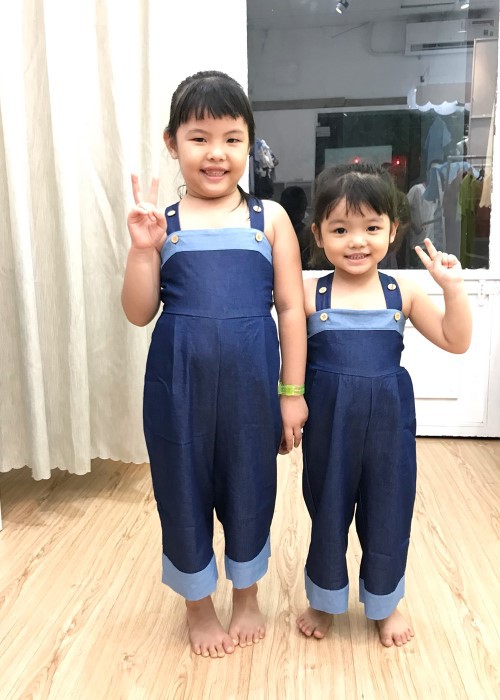 Jumpsuit denim bé gái xanh đậm