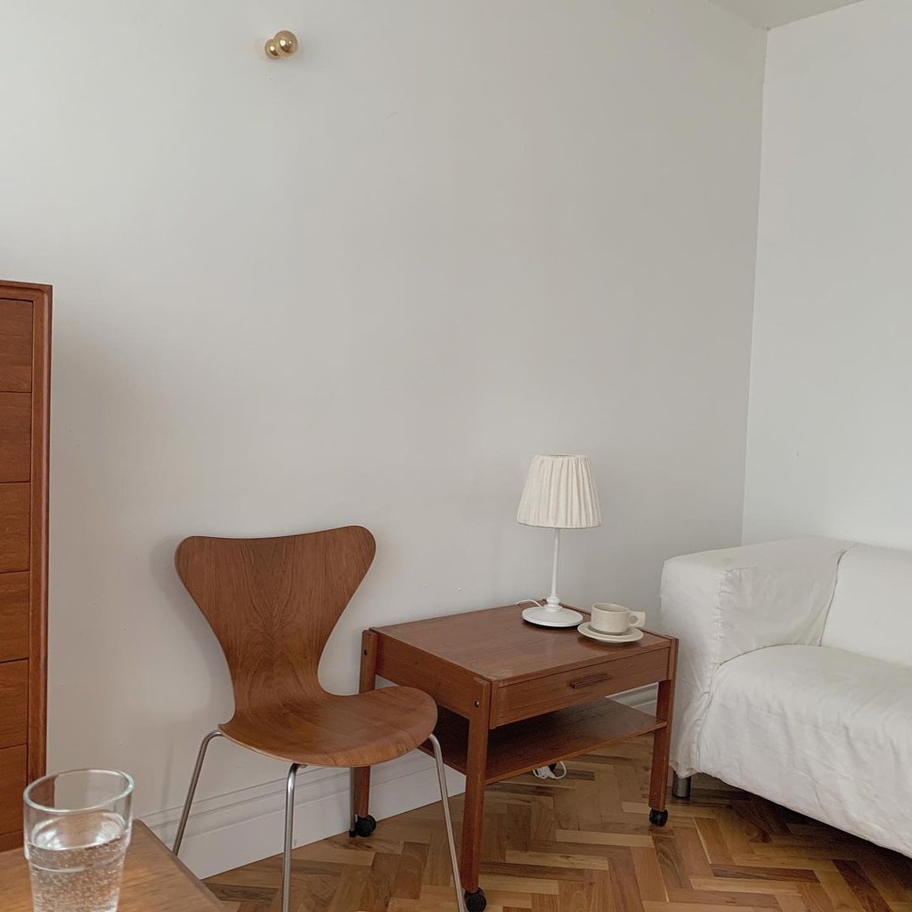 Đèn bàn màu trắng