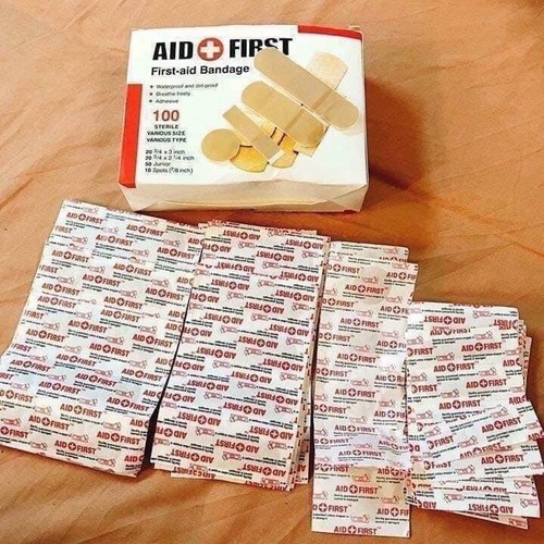 Hộp 100 miếng băng gạc y tế dán vết thương đủ kích cỡ trong 1 hộp
