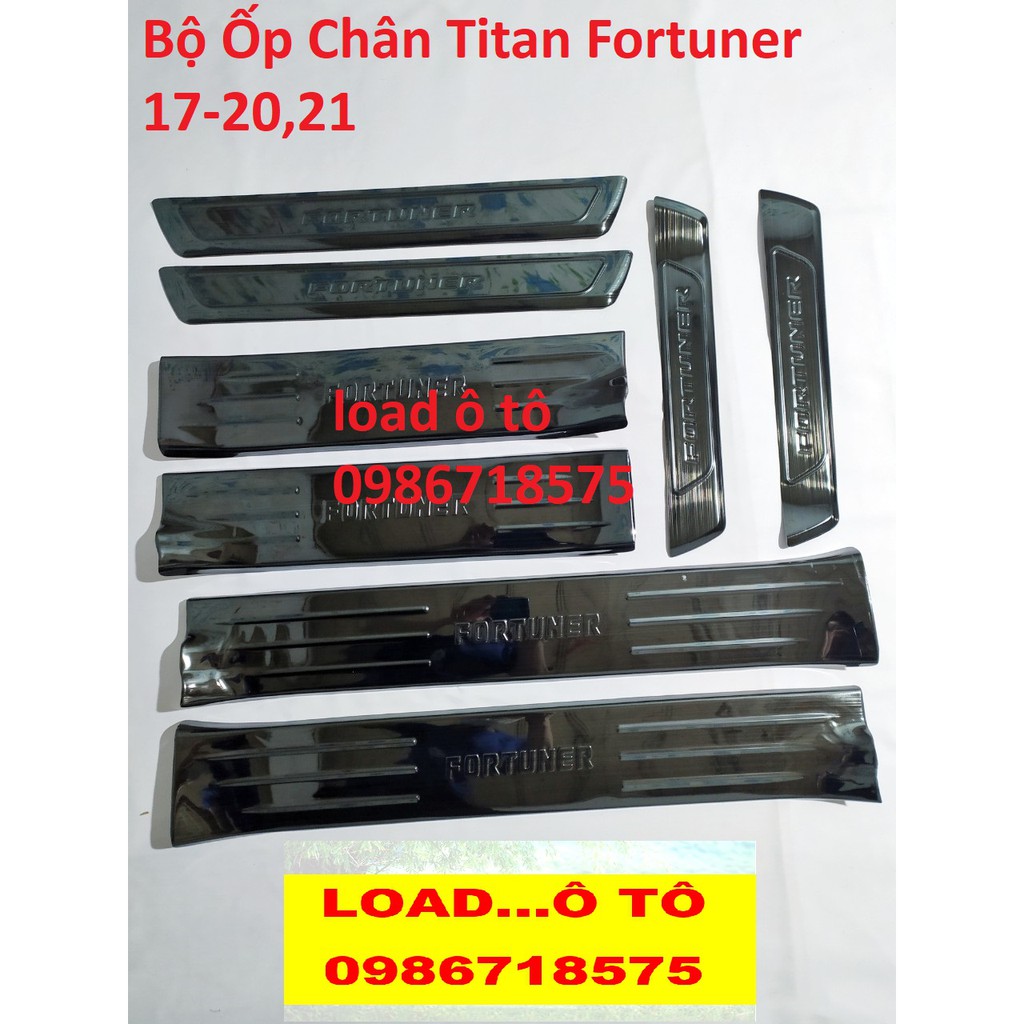 Ốp Bậc Cửa, Nẹp Bước Chân Trong, Ngoài Xe Fortuner 2022-2017 Cùng Form Chất Liệu Titan Xước Cao Cấp