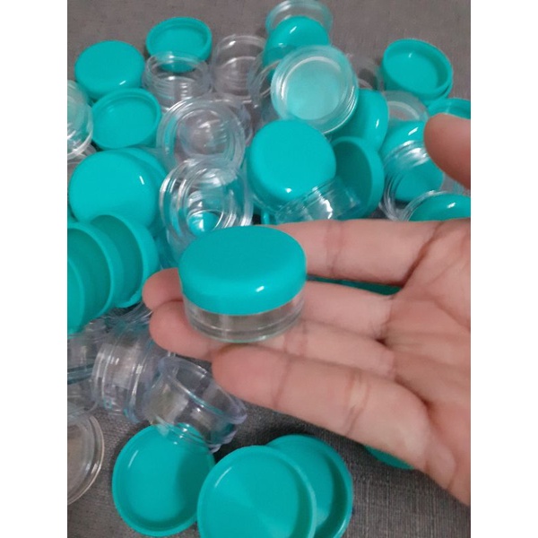 Combo 100 hũ nhựa 5 grams đựng mỹ phẩm trong spa, cóa đủ các màu hồng, xanh nhạt, trắng, vàng, đen, giá 140000 đồng.