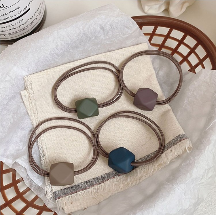 Thun cột tóc hình vuông đơn giản thời trang