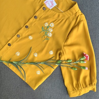 Áo hoa vàng thêu tay