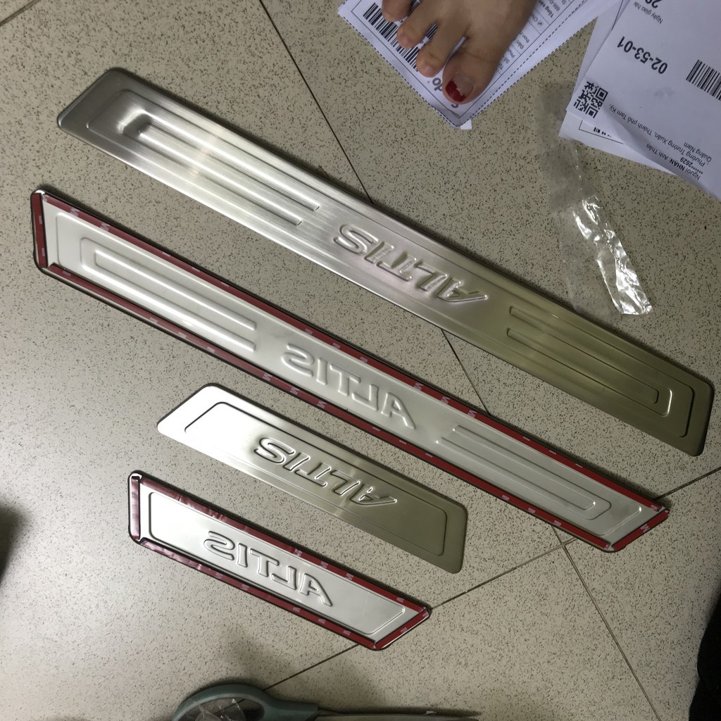 Ốp Bậc Cửa Xe Altis 2015 đến 2020  Mẫu Inox cao cấp chống trầy xước bậc cửa xe