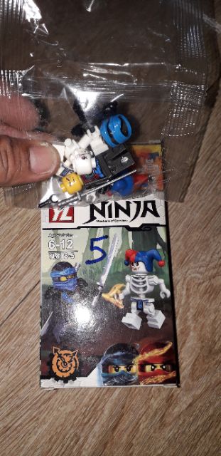 Lắp ráp 1 hộp LegoNinja chiến đấu với ma xương YL818
