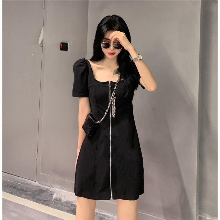 Đầm đen cổ vuông dây kéo khóa trước