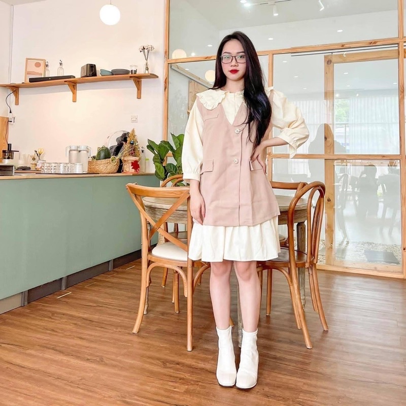 Set đầm sơ mi nude cổ to viền bèo đuôi cá phối áo ghile túi nắp