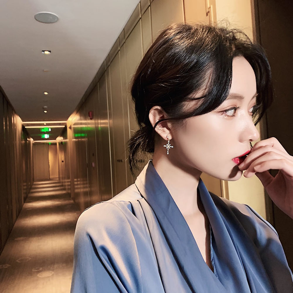 Hoa tai thiết kế hình thánh giá đính kim cương nhân tạo thời trang cho nữ