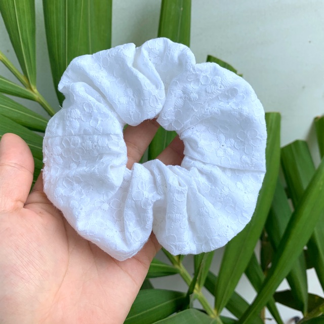 Cột tóc scrunchies thêu hoa cúc