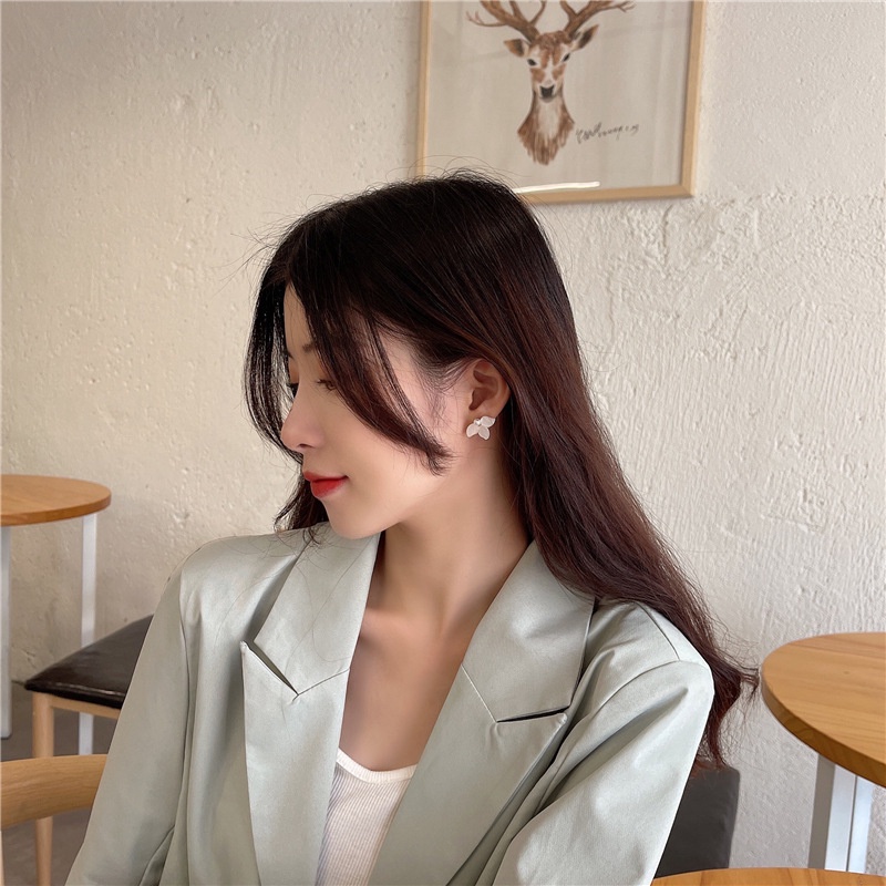 Bông tai/ Hoa tai họa tiết bông hoa 3 cánh xòe dưới có đính hạt