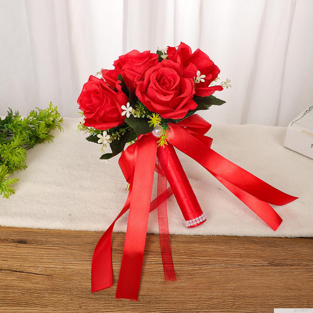 Bó hoa hồng giả cầm tay cho cô dâu xinh xắn