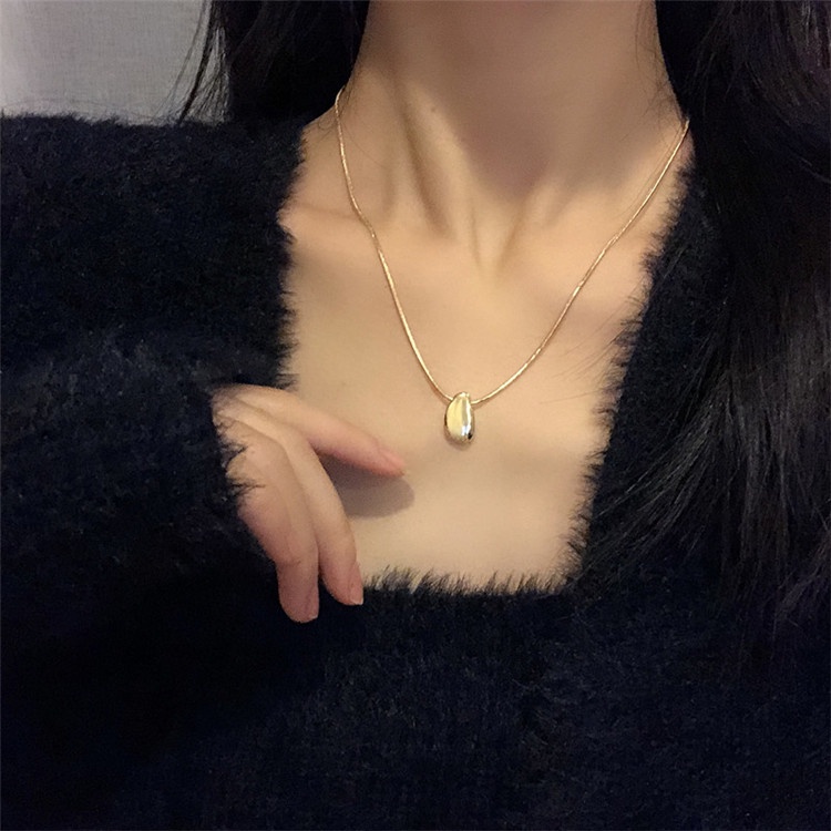 Vòng cổ thiết kế đơn giản sang trọng dành cho nữ