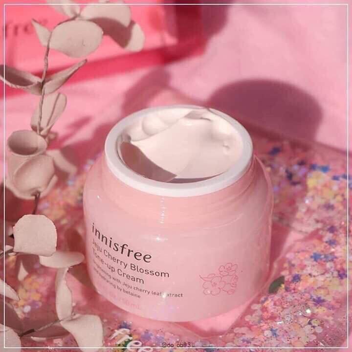 Kem dưỡng trắng da hoa anh đào Innisfree Jeju Cherry Blossom Tone Up Cream