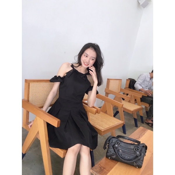 Đầm trễ vai xếp ly