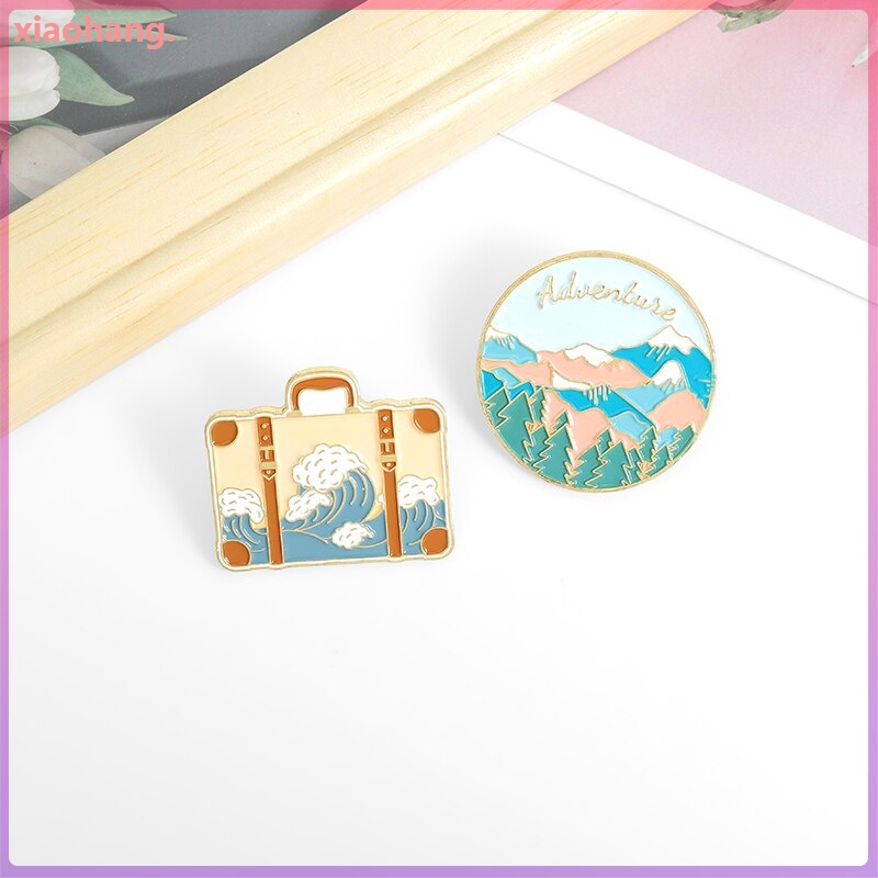 Trâm cài áo tráng men hình tròn/ hoa núi/ chữ Adventures dễ thương