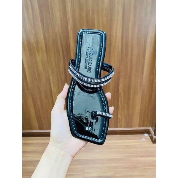 Dép đá xỏ ngón bệt