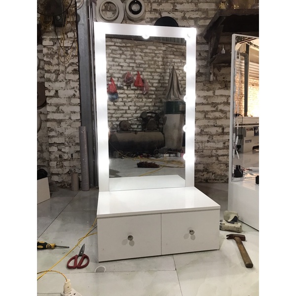 Bàn trang điểm bệt có đèn