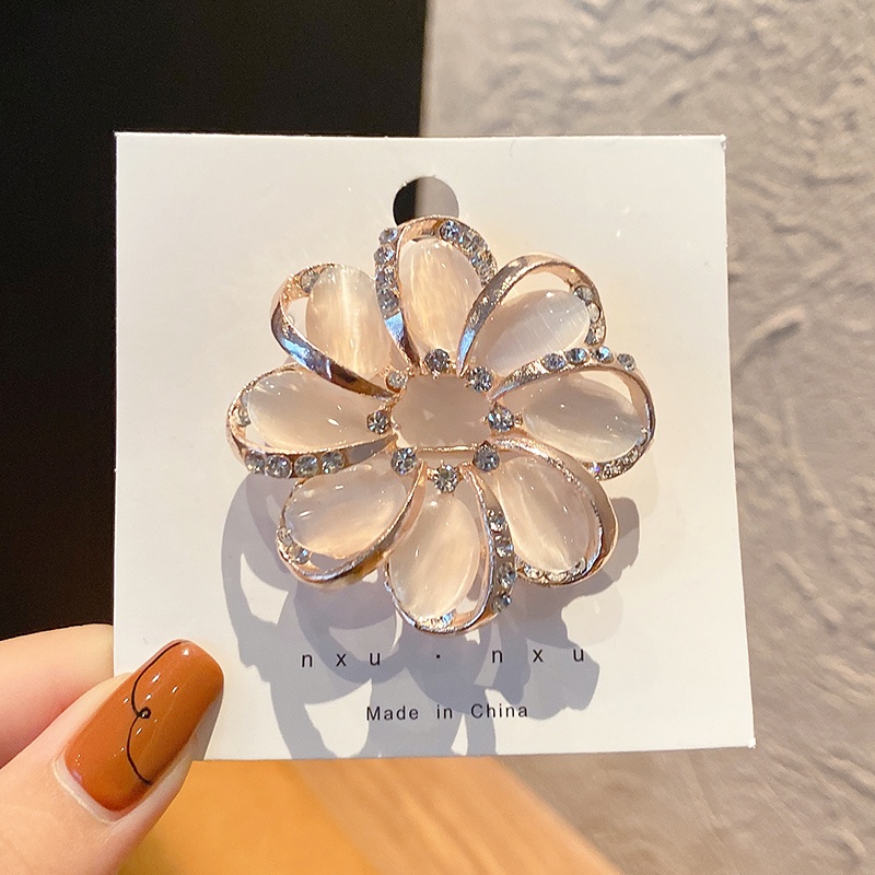 Trâm cài áo đính đá sang trọng