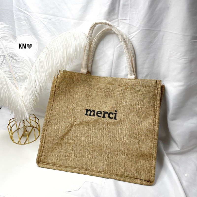 Túi Chữ Merci Đi Biển, Du lịch