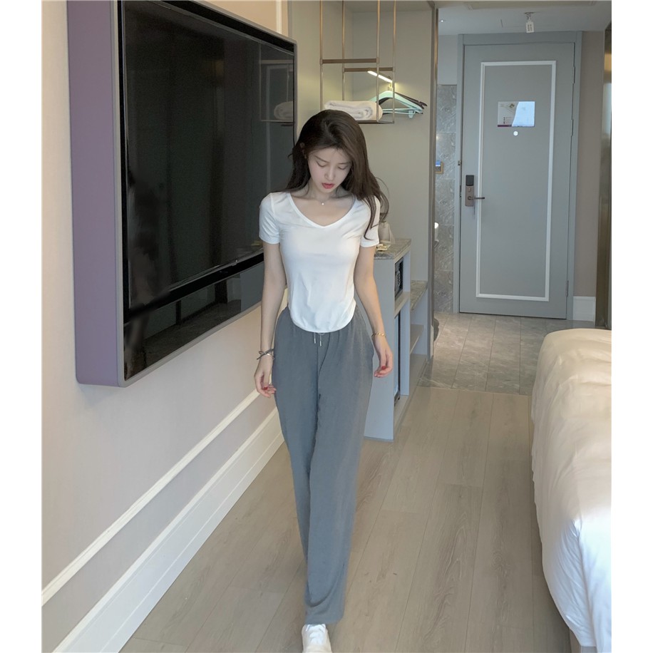 Áo tay ngắn cổ chữ V/ Quần ống rộng bằng chất liệu thân thiện với làn da (có bán lẻ)