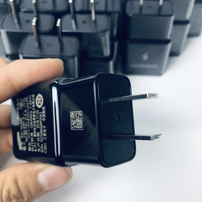 Cục Sạc Nhanh Samsum S10  ĐEN – Chân dẹp  Nguồn vào: 100 – 240V  50- 60 Hz 0.7A