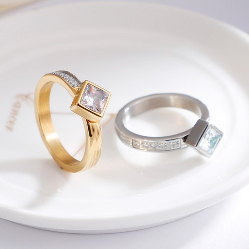 Nhẫn Nữ Đá Nhân Tạo Hình Vuông Titan Ko Đen TT 2631