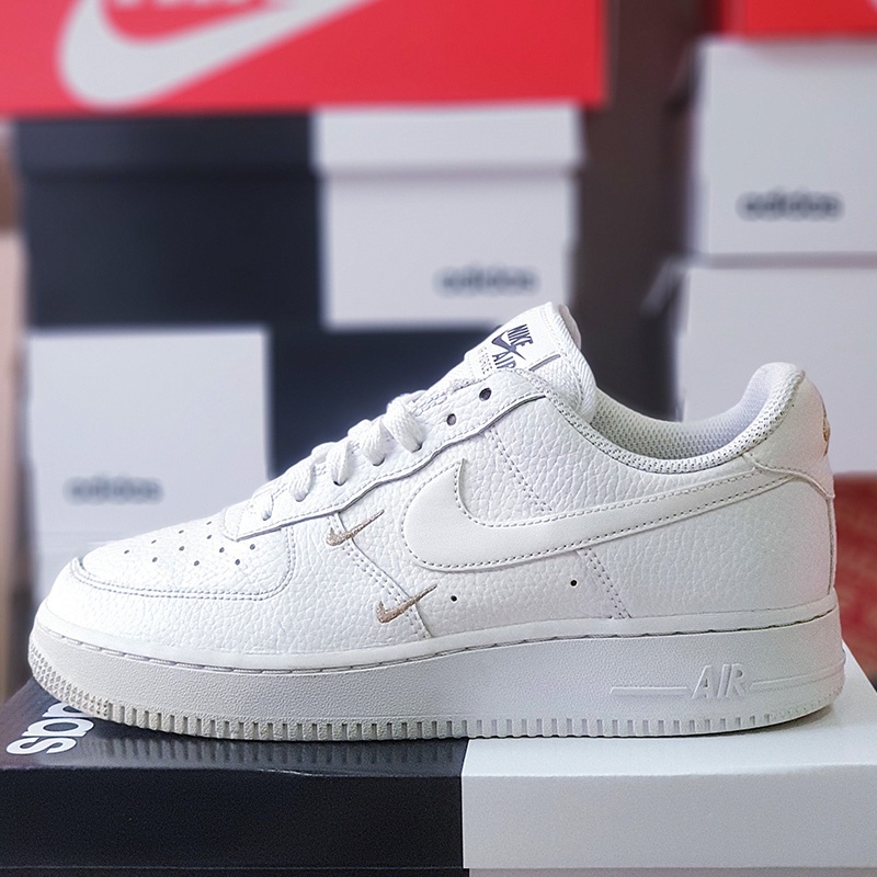 Giày Nike Air Force 1 07 Essential White Metallic, size 39, real 2hand