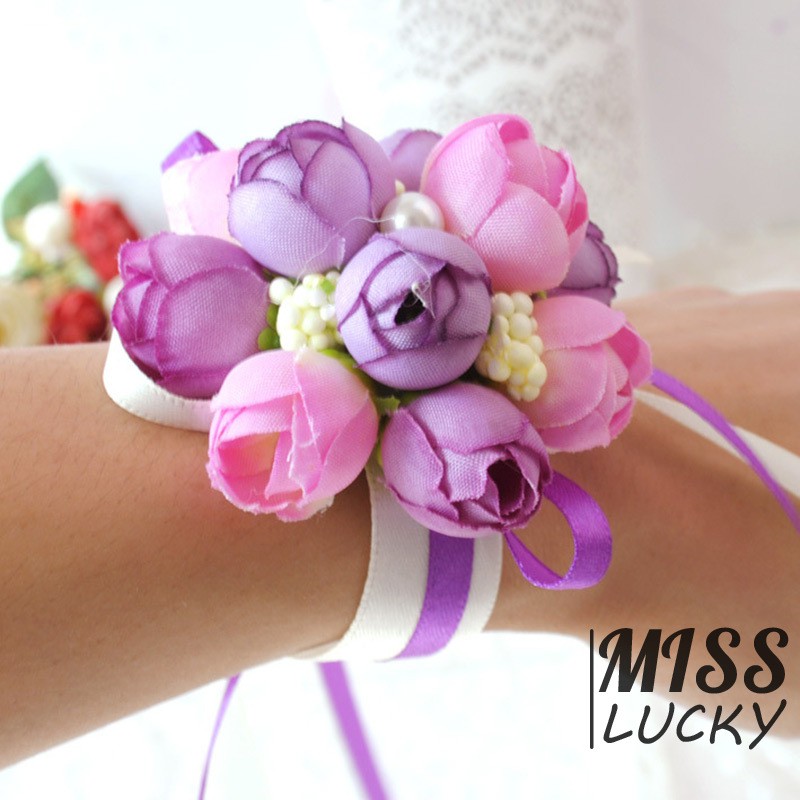 Vòng hoa đeo tay xinh xắn cho cô dâu