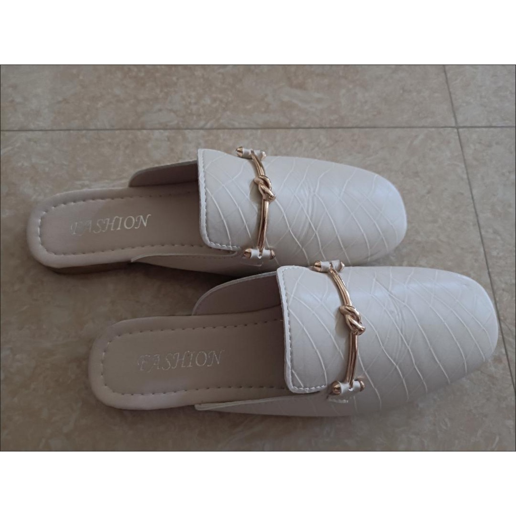 Sục nữ - Giày sục da mềm mũi vuông quai xoắn hai màu Đen và Be