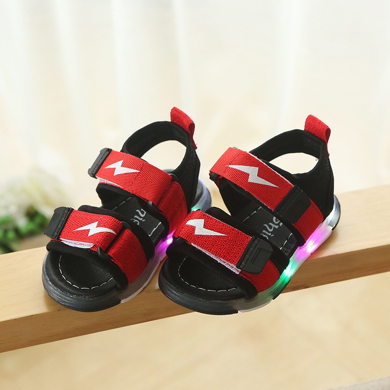 Giày sandal lưới có đèn LED đi biển cho bé trai