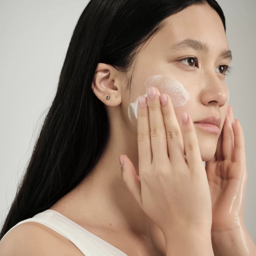 BỌT RỬA MẶT LÀM SẠCH SÂU VÀ BẢO VỆ DA IVATHERM AQUAFIL HYDRA CLEANSING FOAM