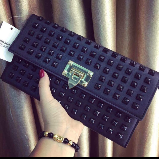 Túi cầm tay gắn đinh