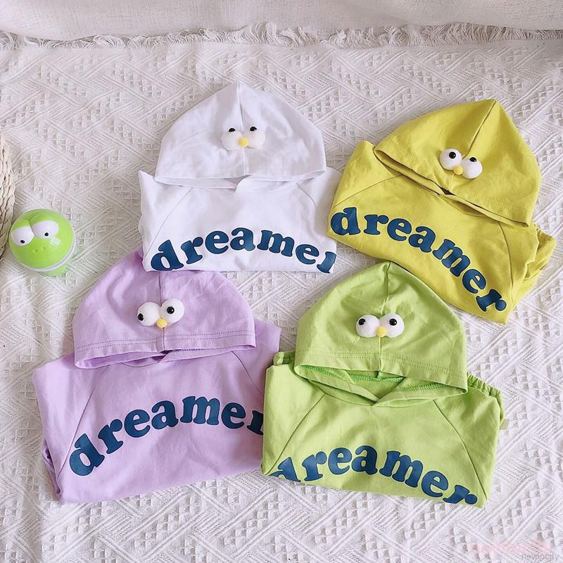 Jumpsuit tay dài hoạ tiết chữ in phong cách Hàn Quốc cho bé