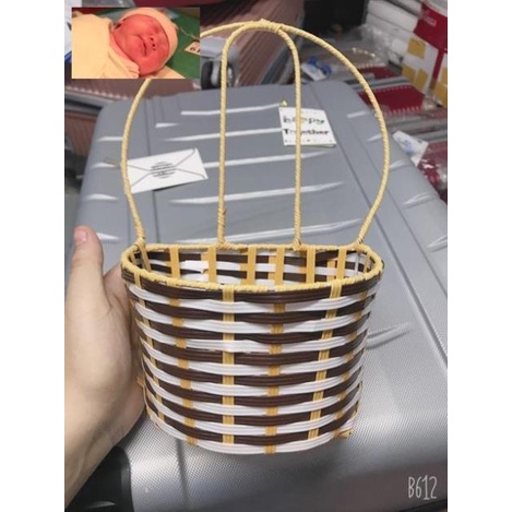 Giỏ mây cắm hoa treo tường