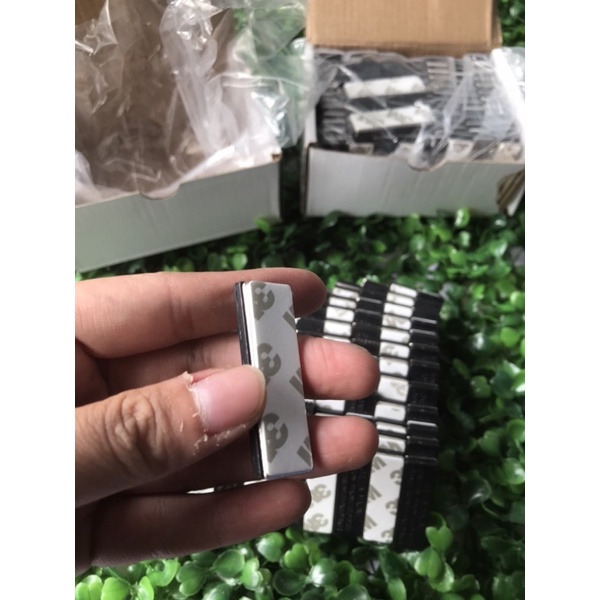 Nam châm bảng tên nhân viên, Nam châm 3 viên