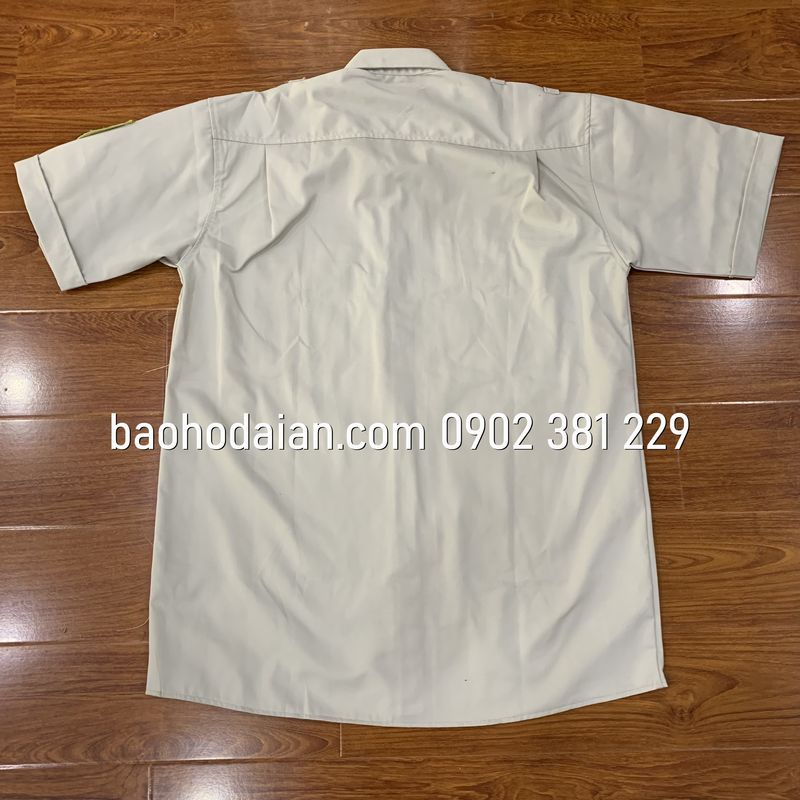 Áo bảo vệ màu kem kèm logo tay ngực vải kaki 65/35 thấm hút mồ hôi