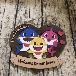 Bảng gỗ treo cửa gia đình cá mập 3 thành viên welcome to our home