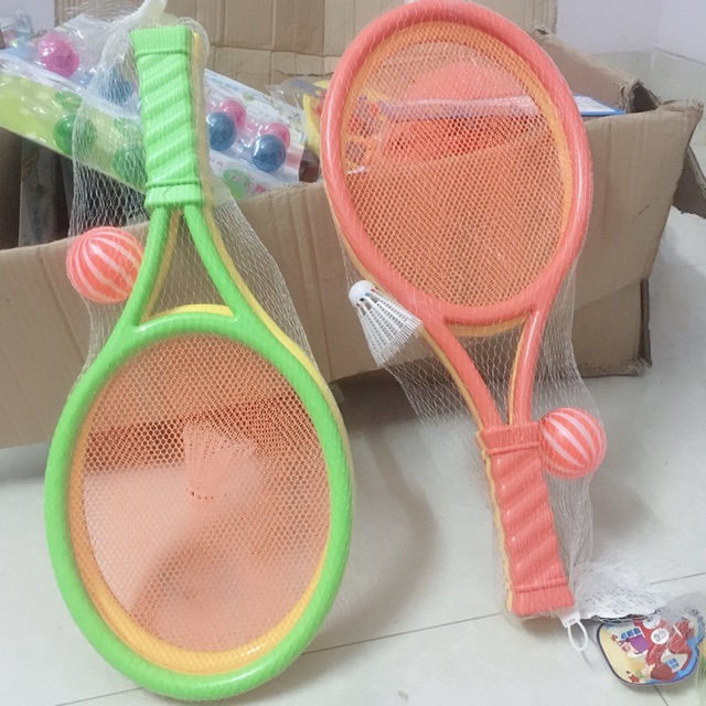 Bộ vợt cầu lông gồm bóng tennis và quả cầu lông