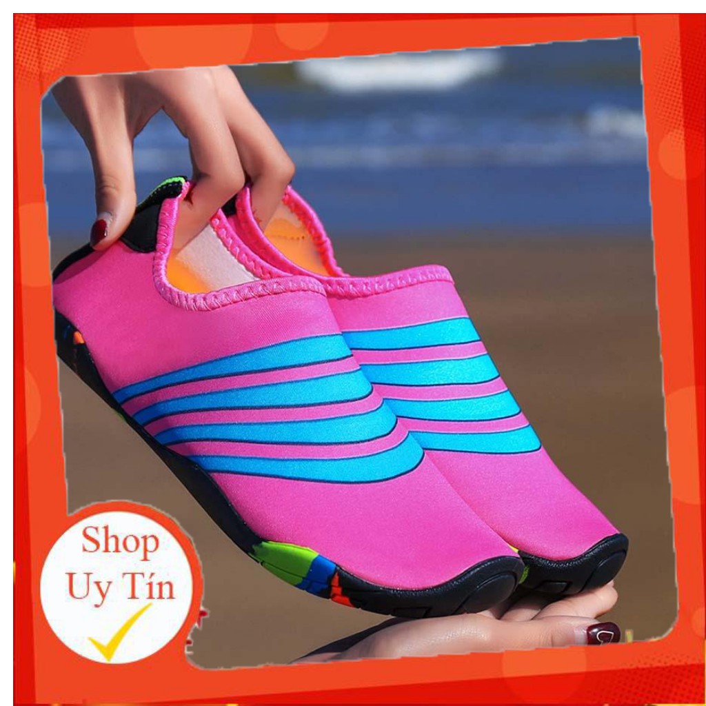 Giày đi biển màu hồng sọc xanh, siêu mềm, siêu bảo vệ và ôm chân