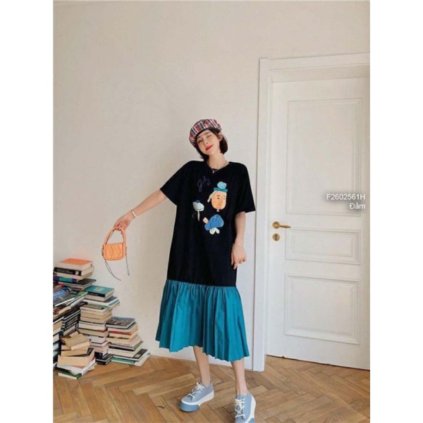 Đầm thun đen dáng suông cổ tròn phối đuôi cá xanh xếp ly ngực in hình tay ngắn 2602