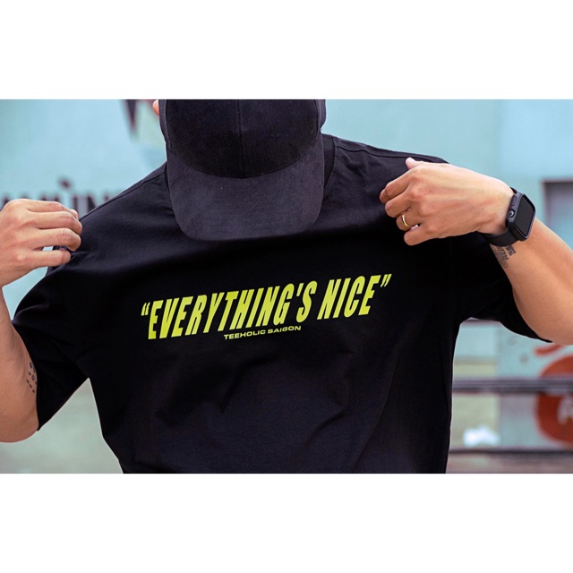 Áo Thun Unisex In Chữ EVERYTHING'S NICE màu đen, chất liệu in decal vàng neon