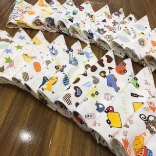 KHĂN YẾM TAM GIÁC CÓ 2 CÚC BẤM CÀI SAU