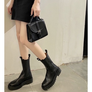Boot đen và Cao gót cream