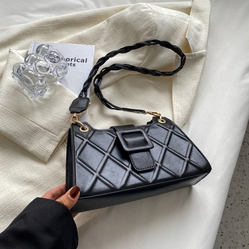 Túi xách nữ đeo chéo họa tiết caro chéo nổi lên dây đeo xoắn cá tính ngăn có dây kéo, có hai màu đen và trắng