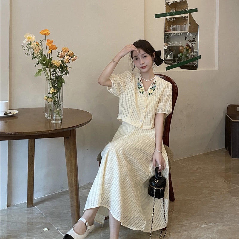 Bộ Áo Cổ Búp Bê Thêu Họa Tiết + Chân Váy Ngắn Lưng Cao Thời Trang Xinh Xắn Cho Nữ