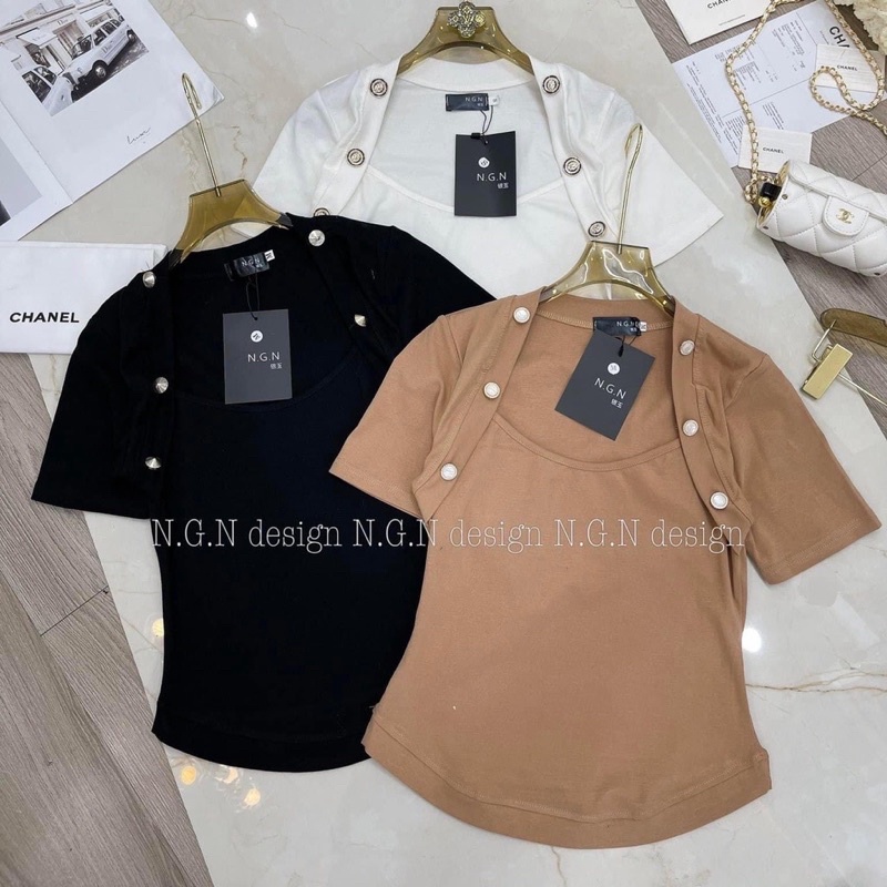 Áo thun cổ vuông đính khuy