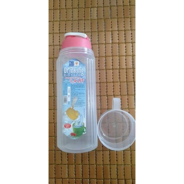 Bình đựng nước PP 1400ml kèm ly.