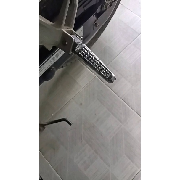 Gác chân sau nhôm xe máy gắn được nhiều dòng xe máy honda và yamaha như wave, sirius, exciter ...